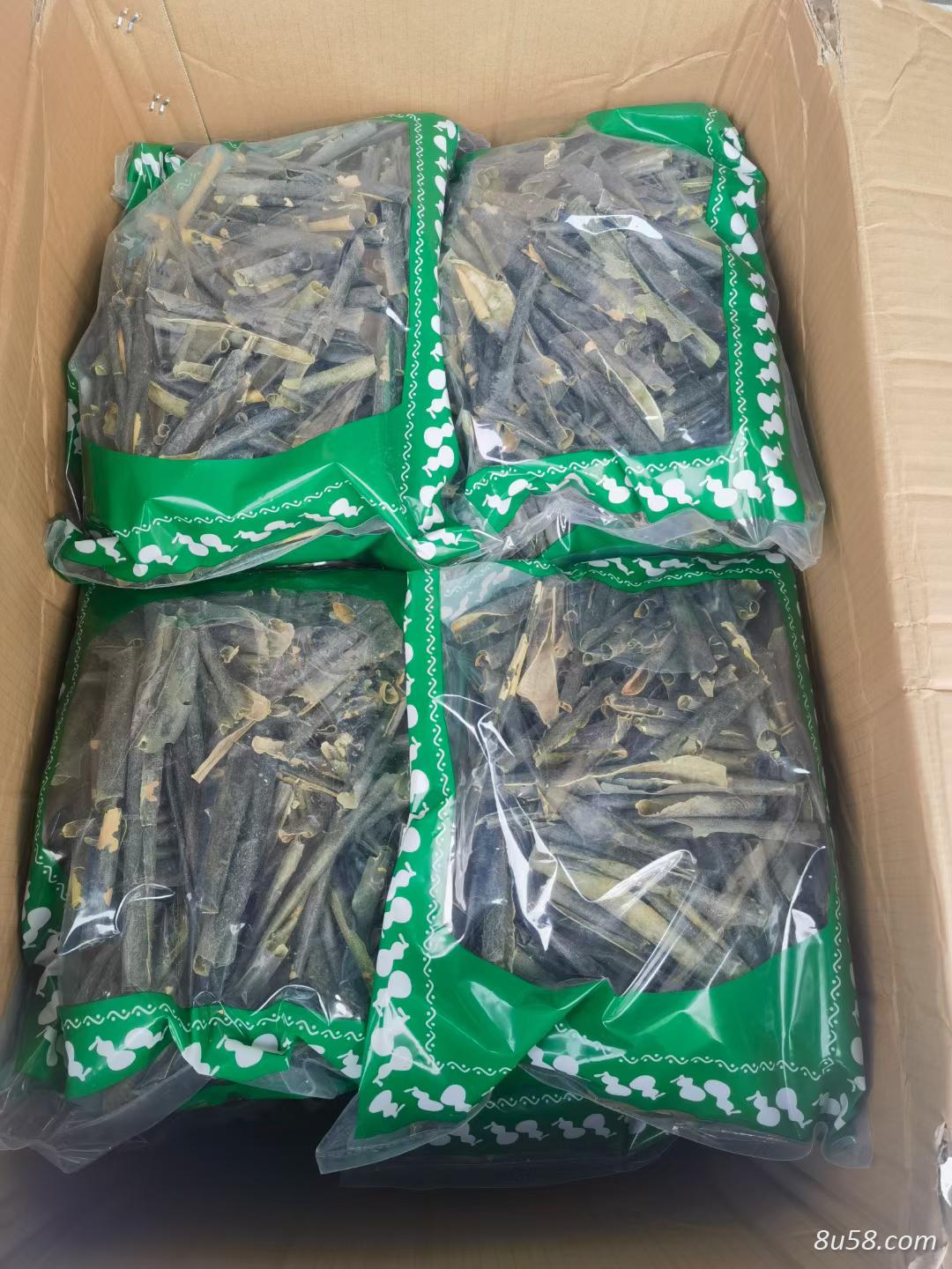 冬瓜皮为葫芦科植物冬瓜的干燥外层果皮，通常为不规则的碎片，向内卷曲，大小不一